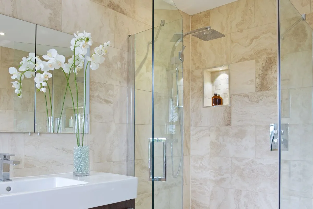 foto van een douchecabine